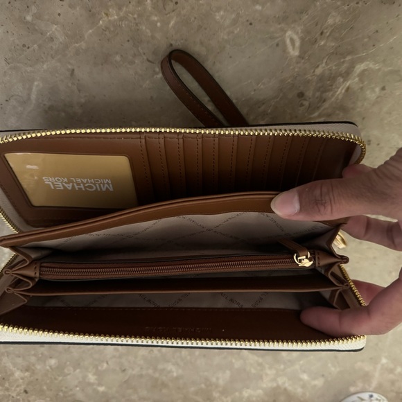 Micheal kors wallet+ wristlet - Picture 1 of 2